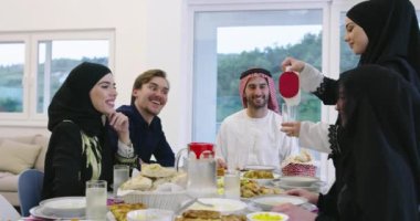 Mübarek Mübarek bayram ailesi, Ramazan bayramında evde geleneksel yemekler yerken cep telefonuyla fotoğraf çektirirken iftar yemeği yiyor. İslami Helal Yiyen ve İçen İslami Aile