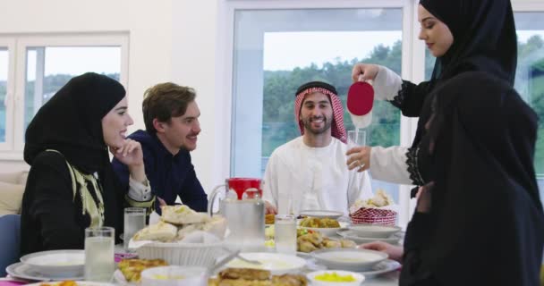 斋月期间 穆巴拉克的穆斯林家庭在家里吃传统食物的时候 一边用手机拍照一边享用伊法塔晚餐 伊斯兰圣餐和饮酒伊斯兰家庭 — 图库视频影像