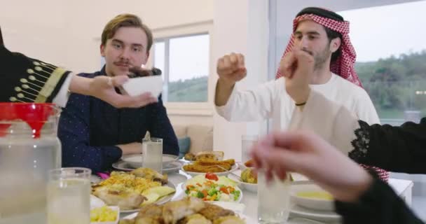 Eid Mubarak Muzułmańska Rodzina Iftar Obiad Robienie Zdjęć Telefonu Komórkowego — Wideo stockowe