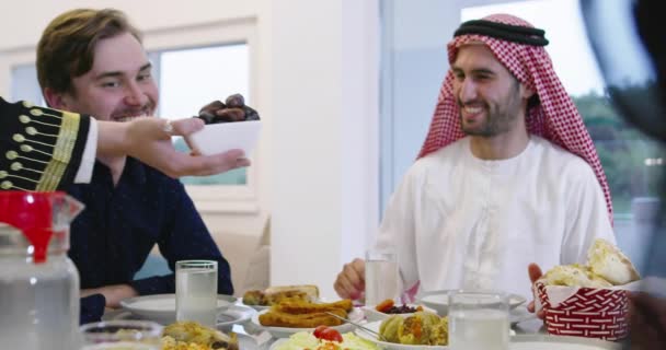 Familia Musulmana Eid Mubarak Cenando Con Iftar Tomando Fotos Con — Vídeos de Stock