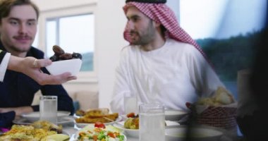 Mübarek Mübarek bayram ailesi, Ramazan bayramında evde geleneksel yemekler yerken cep telefonuyla fotoğraf çektirirken iftar yemeği yiyor. İslami Helal Yiyen ve İçen İslami Aile