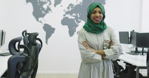 Mujer Musulmana Africana Con Bufanda Hijab Verde Representante Del Cliente — Vídeos de Stock