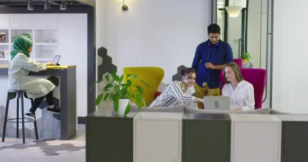 Equipe de negócios de inicialização multiétnica em reunião no escritório brilhante moderno brainstorming interior, trabalhando em laptop e tablet no escritório de inicialização — Vídeo de Stock