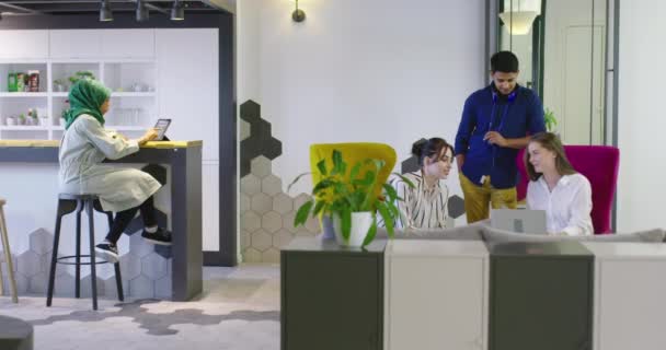 Multietnisk start business team på möte i moderna ljusa kontor interiör brainstorming, arbetar på bärbar dator och surfplatta dator i start office — Stockvideo
