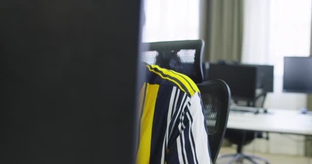 Hombre de negocios concentrado mirando el monitor de computadora trabajando en la oficina de inicio — Vídeo de stock