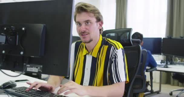 Koncentrált férfi üzletember néz számítógép monitor dolgozik startup iroda — Stock videók