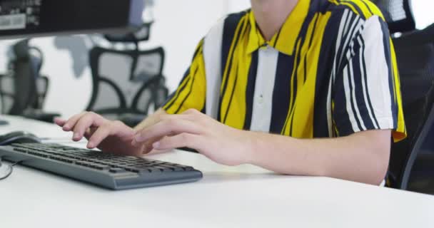 Geconcentreerde mannelijke zakenman op zoek naar computer monitor werken bij startup office — Stockvideo