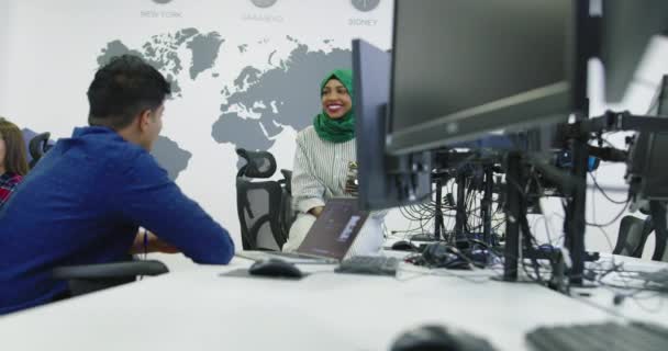 Grupp av unga multietniska medarbetare klädda nonchalant arbetar tillsammans fokuserade på datorbildskärmen vid start kontor — Stockvideo