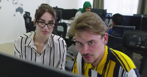 Skoncentrowany mężczyzna biznesmen patrząc na monitor komputerowy pracy w biurze startup — Wideo stockowe