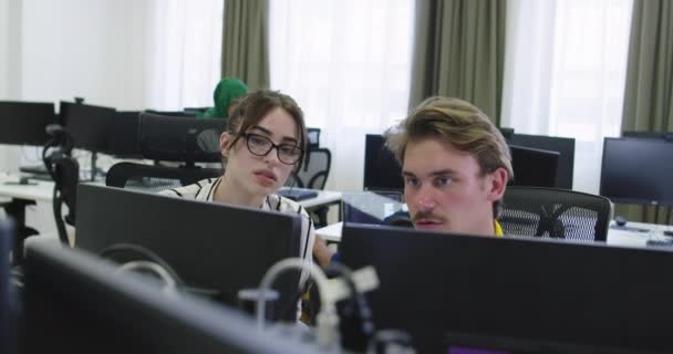 Концентрированный бизнесмен смотрит на монитор компьютера, работающий в офисе стартапа — стоковое видео