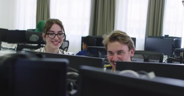 Geconcentreerde mannelijke zakenman op zoek naar computer monitor werken bij startup office — Stockvideo