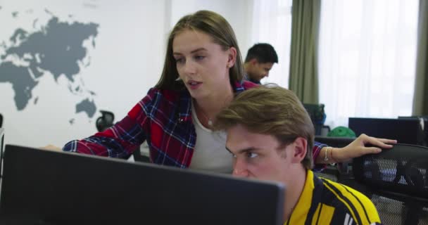 Hombre de negocios concentrado mirando el monitor de computadora trabajando en la oficina de inicio — Vídeo de stock