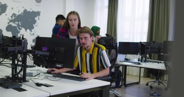 Hombre de negocios concentrado mirando el monitor de computadora trabajando en la oficina de inicio — Vídeo de stock