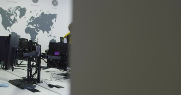 集中注意力的男性商人看着在创业办公室工作的电脑显示器 — 图库视频影像