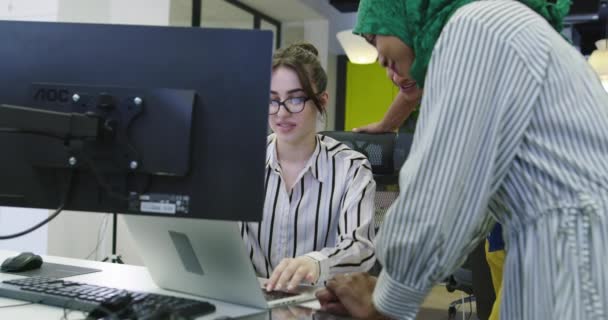Bir grup genç çoklu etnik gruptan birlikte çalışan kişi, başlangıç ofisindeki bilgisayar monitörüne odaklandılar. — Stok video