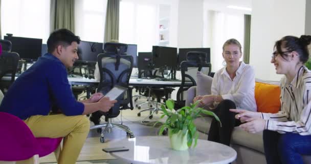 Jóvenes empresarios tripulantes trabajando en un nuevo proyecto de startup en un moderno espacio de coworking, personas reunidas en una oficina de inicio — Vídeo de stock