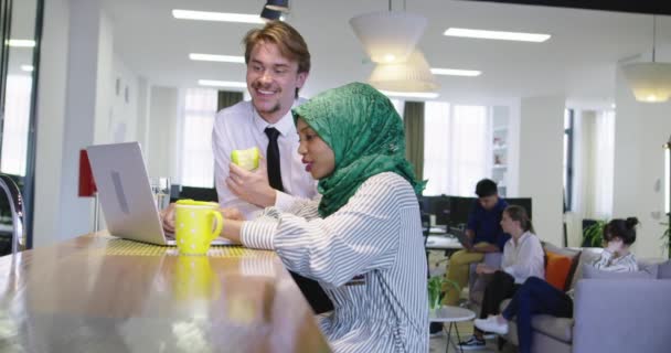 Zakenman in startup office gezonde levensstijl in kantoor, het eten van appel en fruit op kantoor — Stockvideo