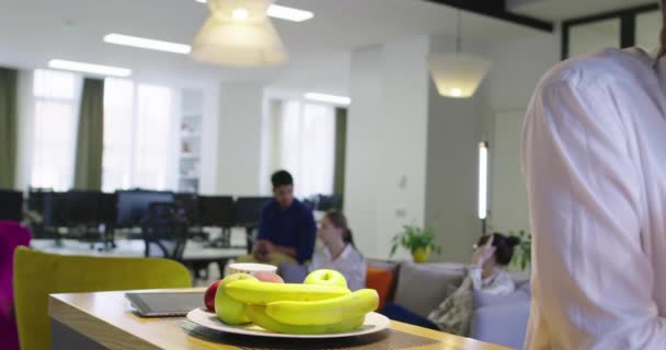 Fiatal üzletemberek legénysége dolgozik az új startup projekt a modern coworking térben, az emberek találkoznak startap iroda — Stock videók