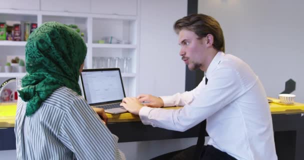 Zakenmensen ontmoeten elkaar in casual ruimte in startup office — Stockvideo