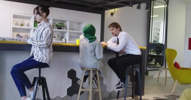Les gens d'affaires se réunissent dans un espace décontracté dans le bureau de démarrage — Video