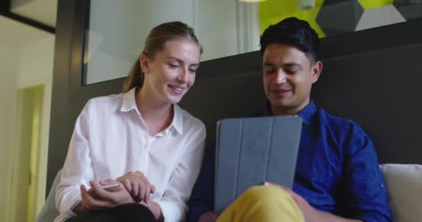 Stratup-Firma mit zwei Personen nutzt Tablet-Computer bei Treffen — Stockvideo