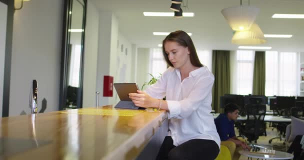 Mujer Negocios Moderna Oficina Startups — Vídeos de Stock