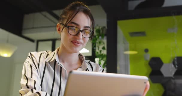 Mujer Trabajando Oficina Concepto Mujer Negocios — Vídeos de Stock