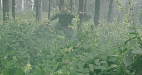 Військові дії в густому лісі, біг після тероризму, концепція війни і тероризму — стокове відео