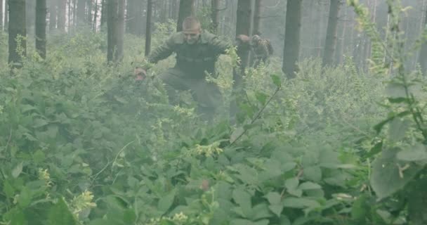 Acción militar en bosques densos, persecución de terroristas, concepto de guerra y terrorismo — Vídeo de stock