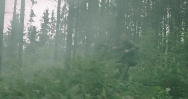 Ação militar na floresta densa, correndo atrás de terroristas, conceito de guerra e terrorismo — Vídeo de Stock