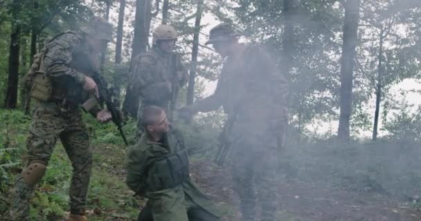 Lucha contra el terrorismo, acción militar en el bosque — Vídeo de stock