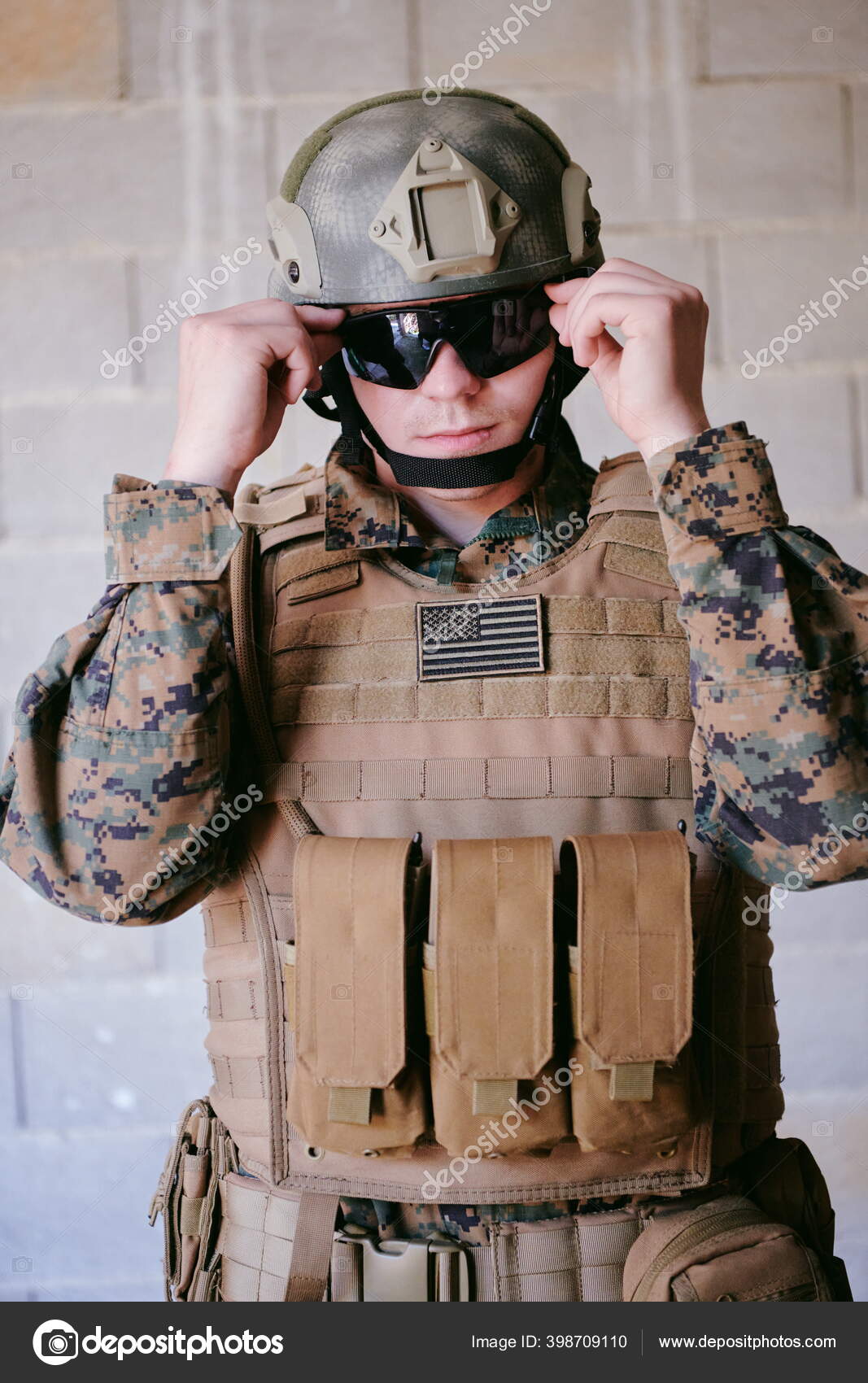 Soldat Préparant L'équipement Tactique Protection Communication