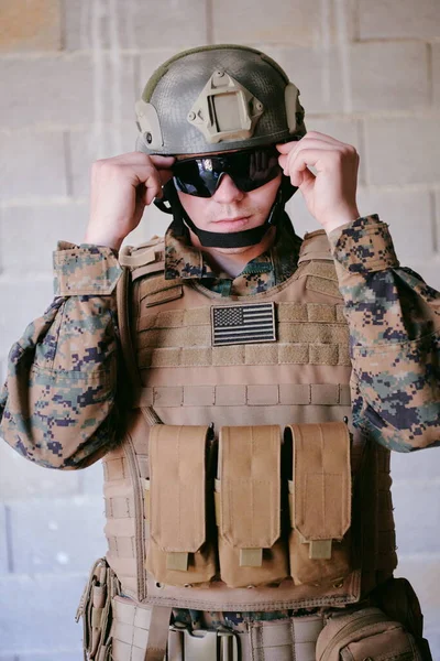 Soldado Preparando Equipo Táctico Protección Comunicación Para Batalla Acción — Foto de Stock