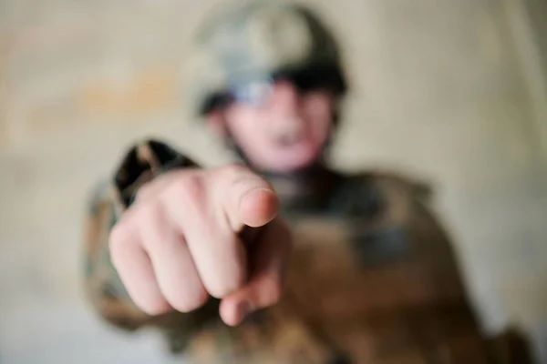 Rozzlobený Voják Ukazující Prstem Křičící — Stock fotografie