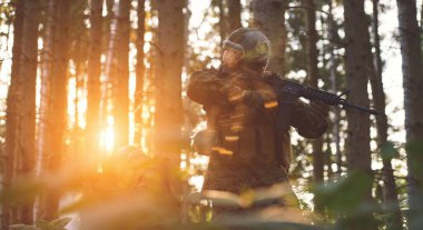 Çağdaş savaş askeri çarpışma pozisyonunda lazer görüş optiği hedeflerken savaşta bir hedef arıyor.