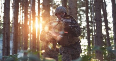 Çağdaş Savaş Askerleri Bölüğü Savaş Düzeni 'nde Takım Olarak Koşuyor