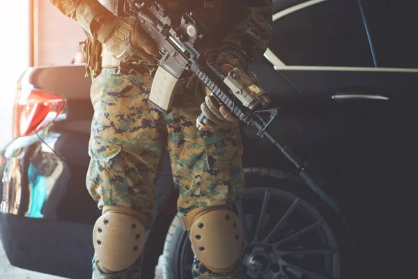 Soldat Schützt Gepanzertes Luxusfahrzeug Wachmann Militäruniform Und Sturmgewehr Kugelsicheres Auto — Stockfoto