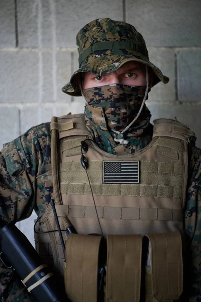 Portrait Soldat Avec Équipement Tactique Protection Armée Contre Vieux Mur — Photo