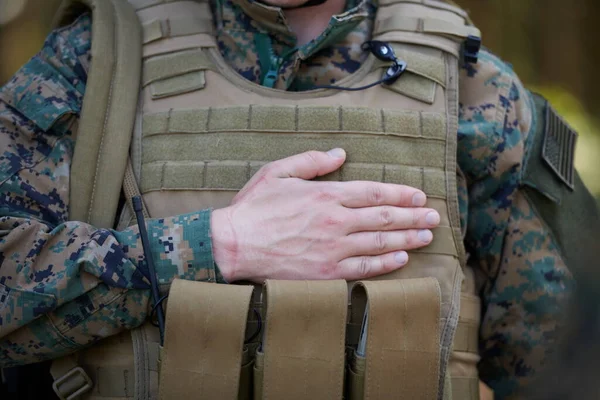 Soldado Del Ejército Juro Con Mano Corazón — Foto de Stock