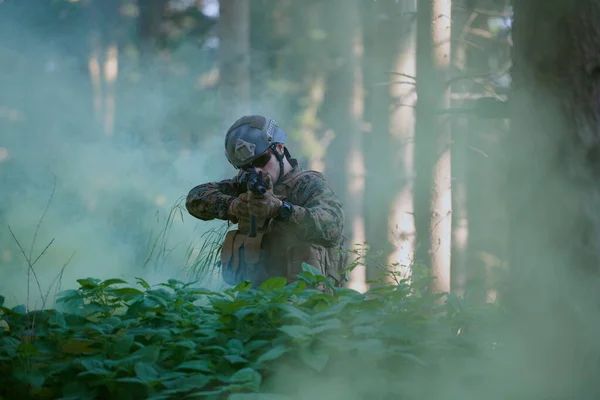 Soldato Guerra Moderno Azione Mirando Ottica Laser Vista Posizione Combattimento — Foto Stock