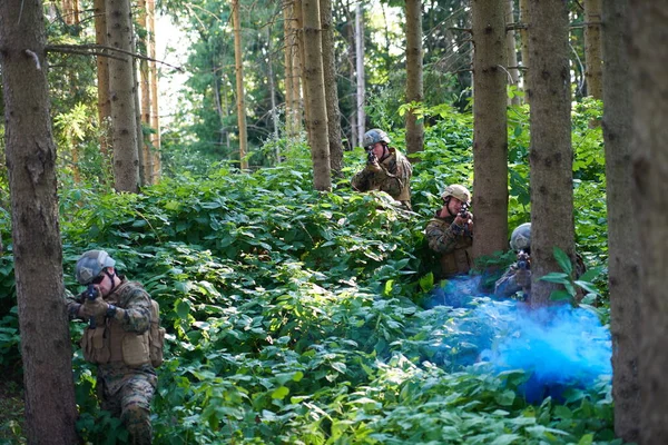 Escuadrón Soldados Guerra Moderna Corriendo Como Equipo Formación Batalla —  Fotos de Stock