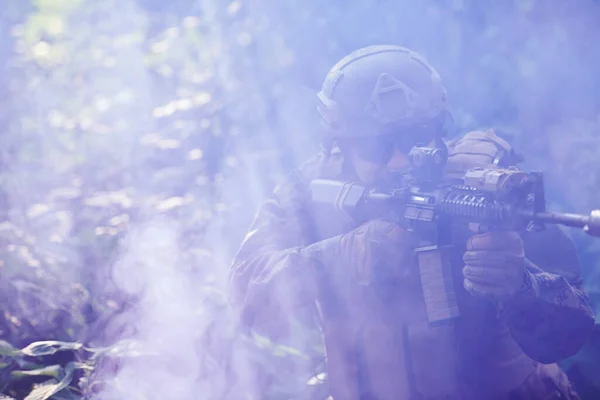 Moderner Kriegssoldat Einsatz Der Auf Laser Visier Optik Kampfposition Abzielt — Stockfoto