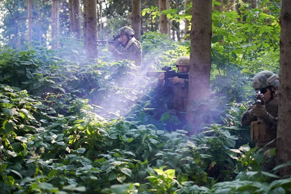 Soldados Guerra Modernos Esquadrão Correndo Como Equipe Formação Batalha — Fotografia de Stock