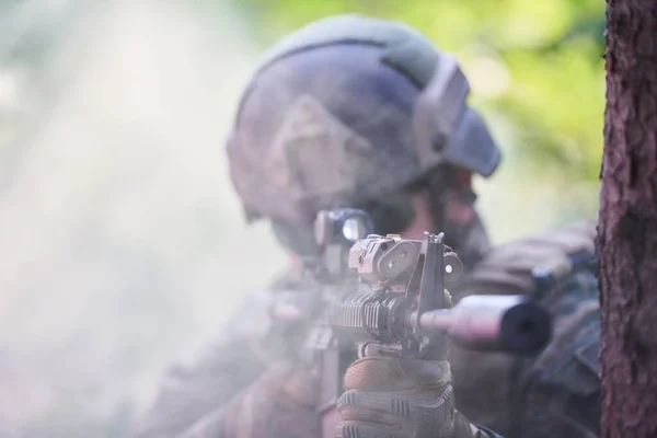 现役军人在作战中寻找目标时瞄准战斗位置上的激光光学武器 — 图库照片