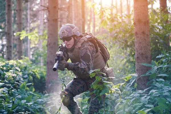 Modern Krigföring Soldat Aktion Som Syftar Till Vapen Lasersikte Optik — Stockfoto
