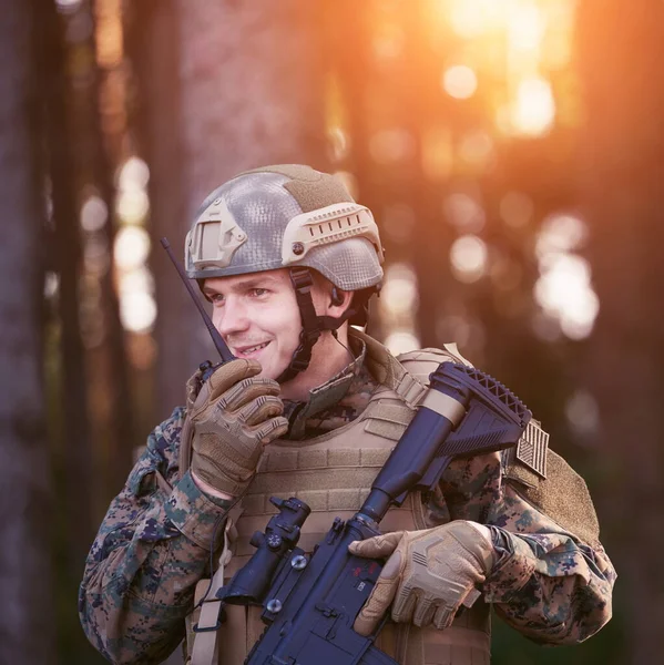 Modern Warfare Soldier Commander Officer Talking Mobilfunk Station Und Geben — Stockfoto