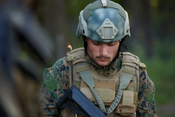 Militair Portret Met Beschermende Leger Tactische Uitrusting Wapen Met Een — Stockfoto