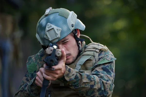 Modern Hadviselés Katona Akcióban Célzás Fegyver Lézer Látvány Optika Harci — Stock Fotó
