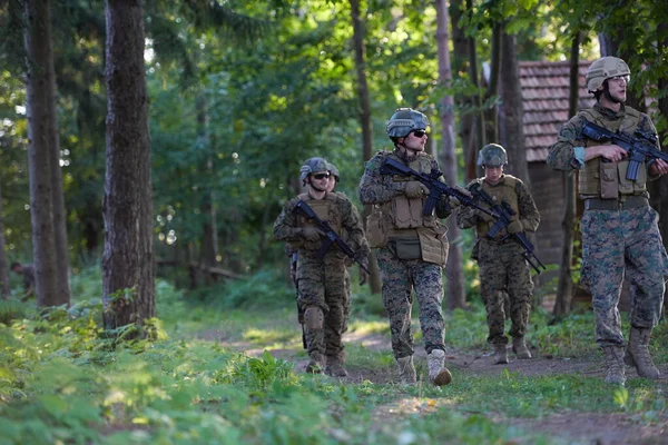 Escuadrón Soldados Guerra Moderna Corriendo Como Equipo Formación Batalla —  Fotos de Stock