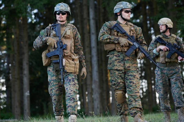 Modern Warfare Soldiers Squad Läuft Als Team Kampfformation — Stockfoto